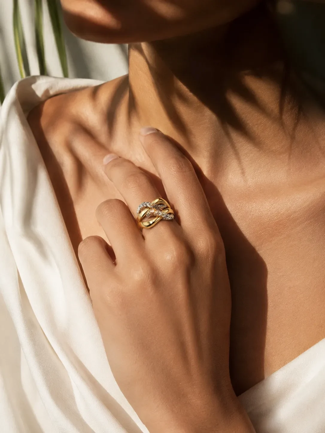 انگشتر فیوژن طلا با طراحی برجسته روی انگشت، وزن ۳٫۲۵ گرم و عیار ۷۵۰